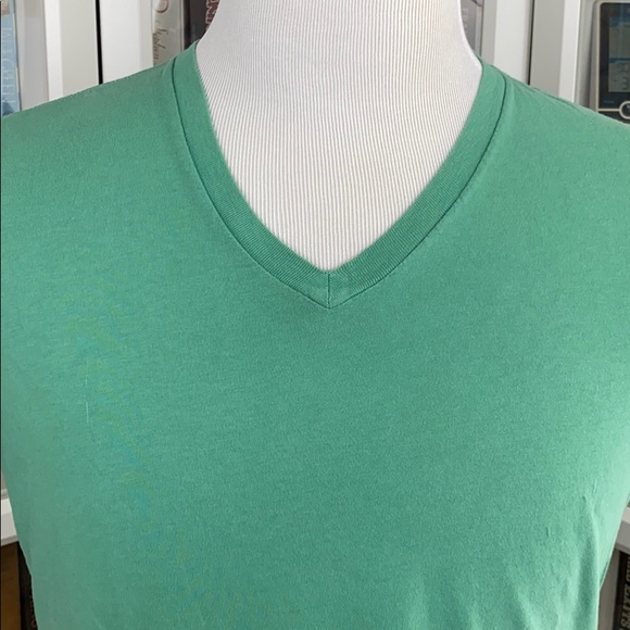 Men’s GAP Green V-Neck Short Sleeve Tee - Picture 2 of 7